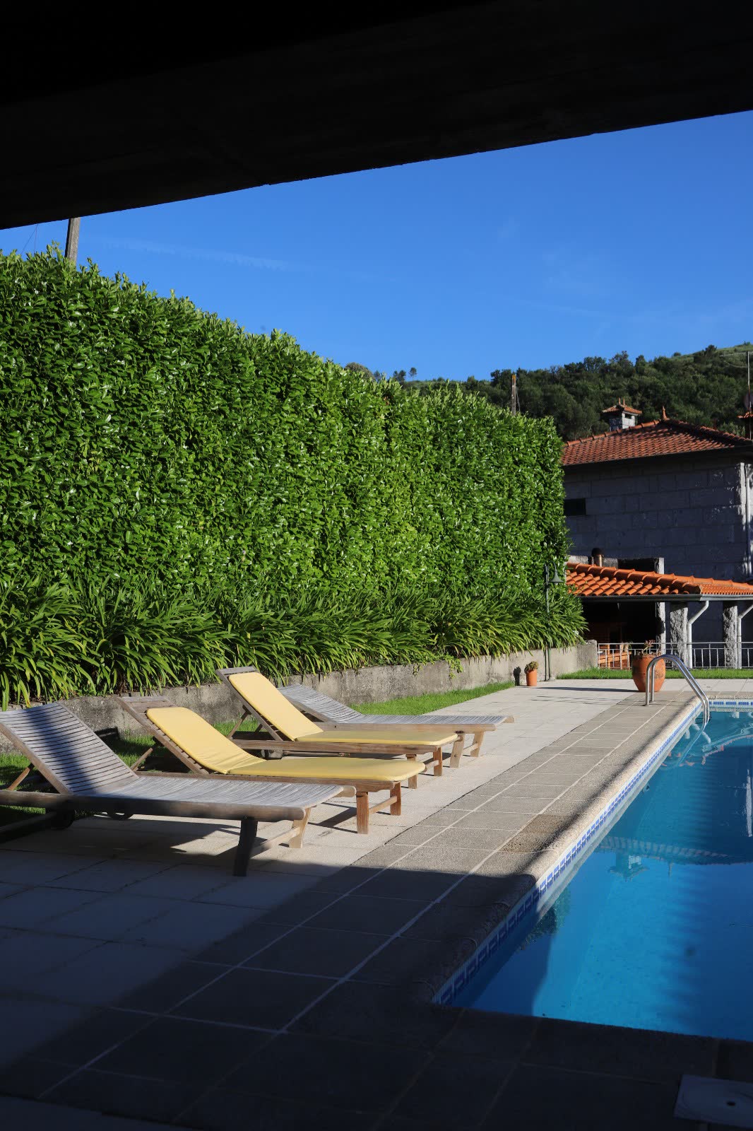 Piscina com espreguiçadeiras
