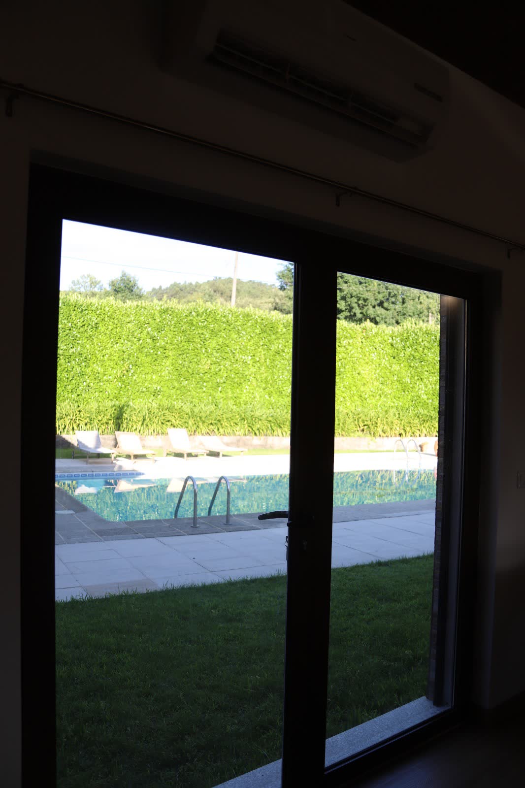 Vista sobre a piscina e o campo